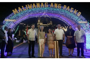 ‘Liwanag Park’ in Intramuros: Plaza Roma gets Christmas updo
