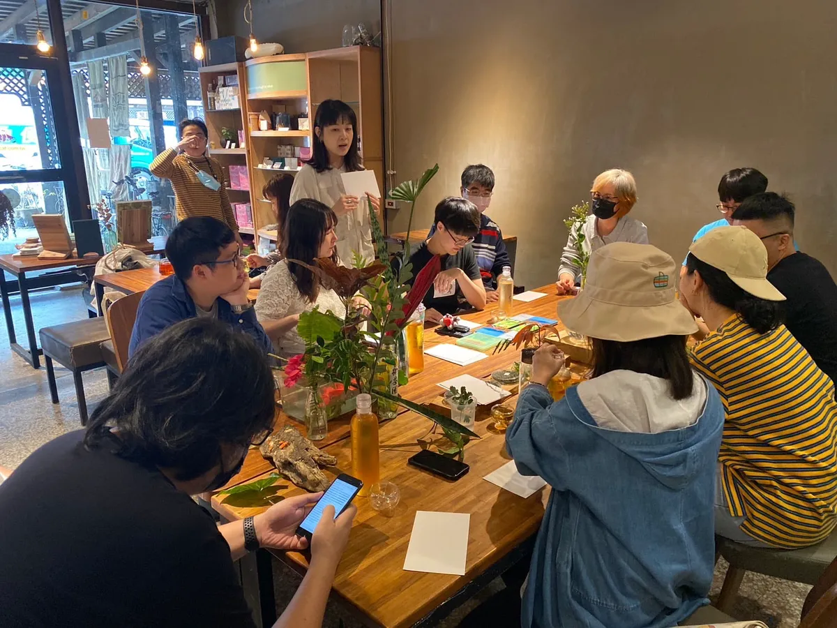 張芝伊在課程中帶領老師們以校園現地採集的花材進行創作，再交換彼此的想法與創作動機。（圖／財團法人立賢教育基金會提供）