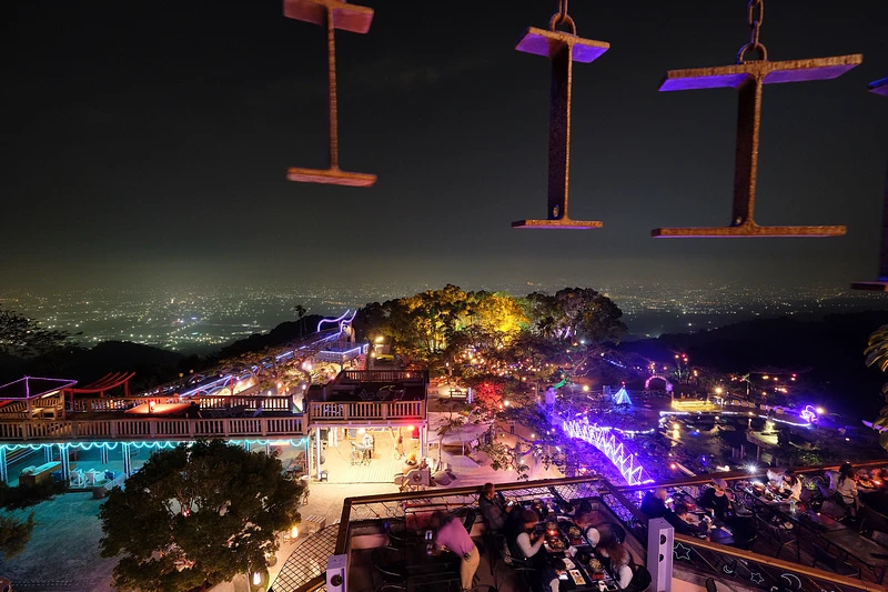 【南投】星月天空猴探井景觀餐廳：草泥馬＆百萬夜景超好玩！門票