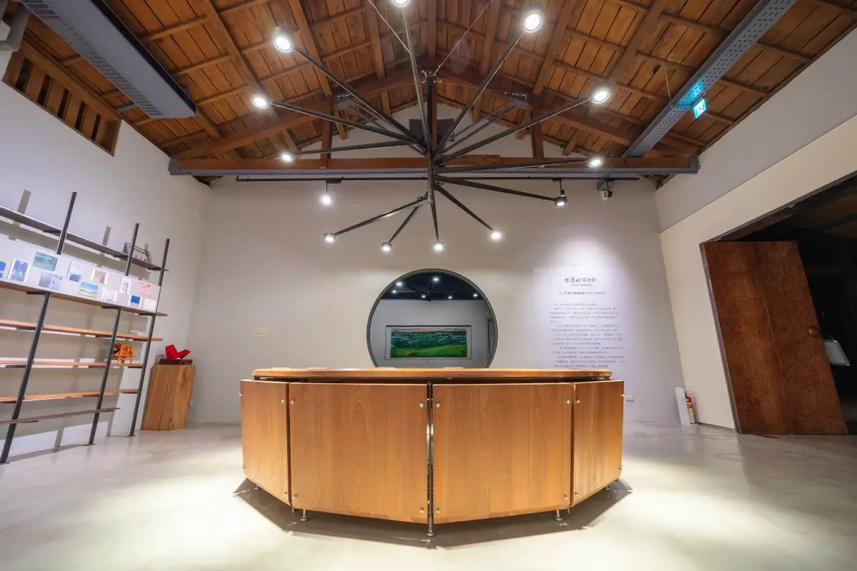 大廳櫃台的木製環形桌以「稻米鼓風機（風鼓）」為靈感，天花板上的吊燈則是風鼓的轉軸造型，將當地的農家生活融入藝術場域。