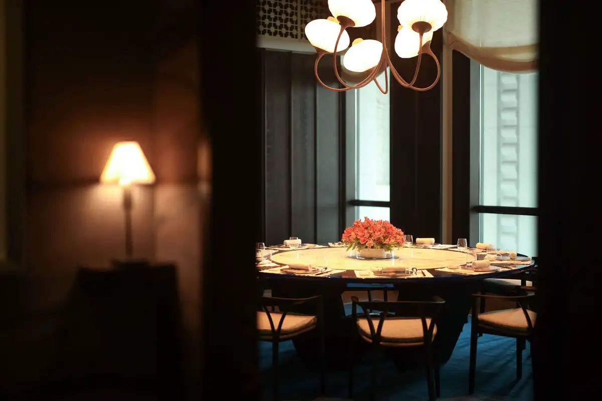 包廂內來自以色列的Aqua Creations手工吊燈帶來有機意趣。