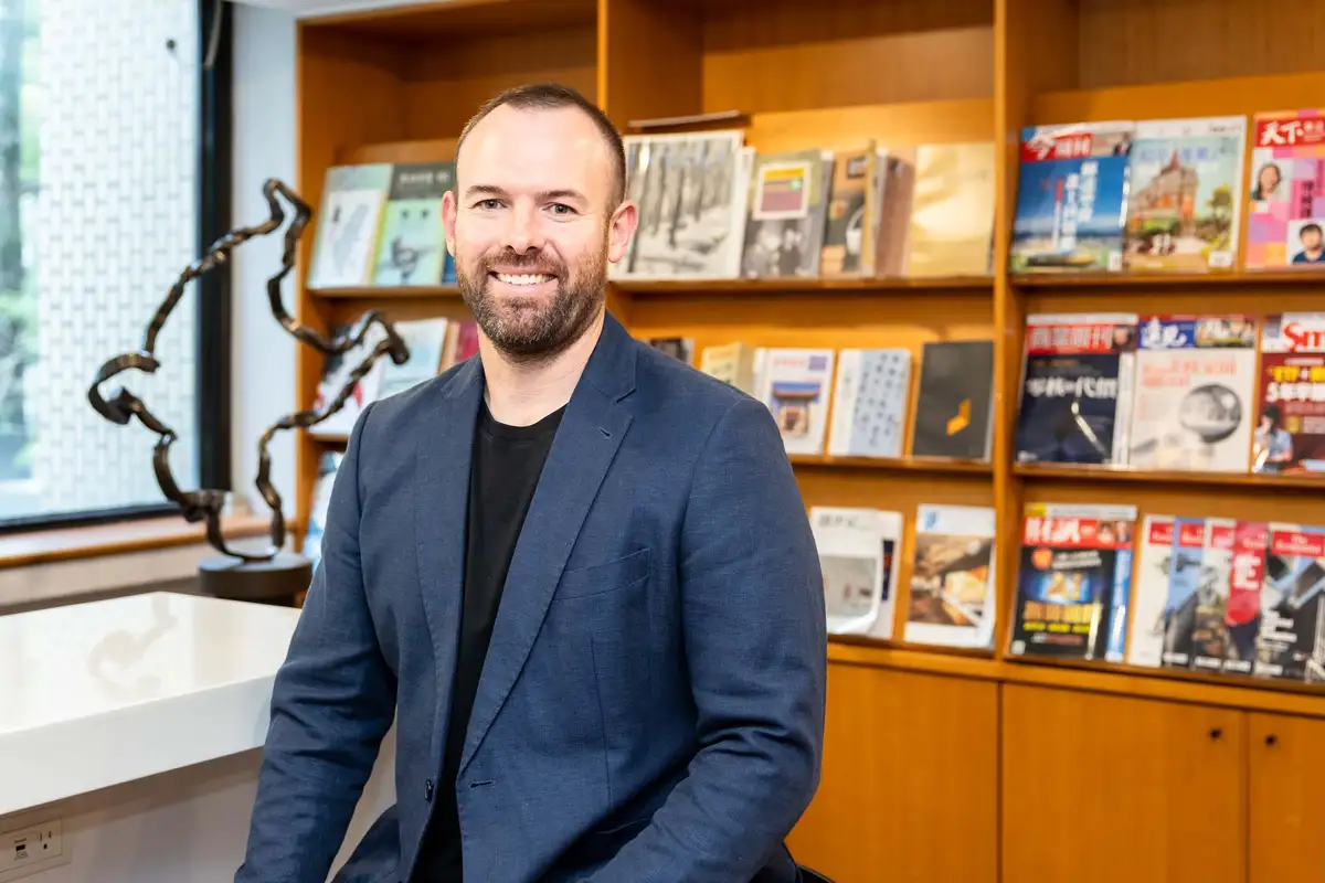 活躍於國際表演舞台，約書亞・豪爾現任南澳馬戲中心藝術總監，致力於以創意形式復興瀕危語言，以及探索身體作為語言的表達載體。