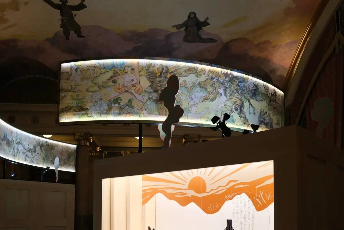 抬頭可見藝術家角斯角斯的《怪生島》畫作。