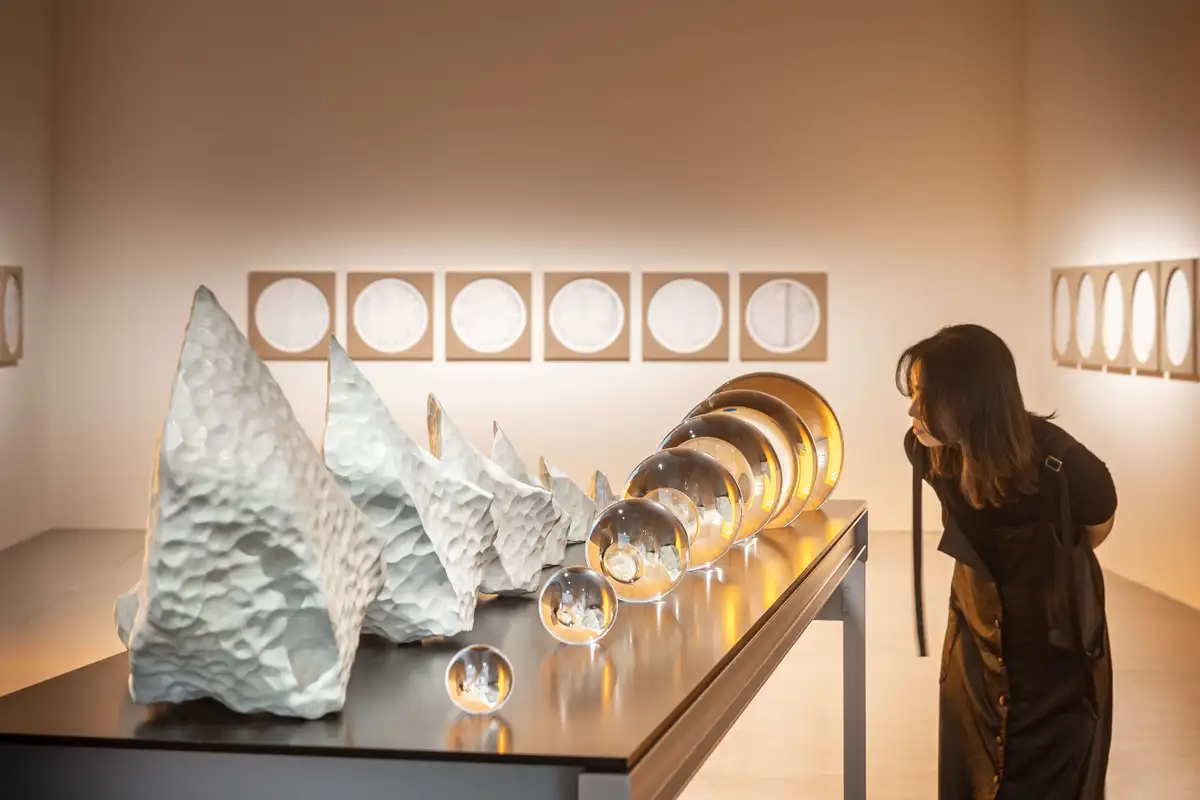 奧拉弗・埃利亞松,《冰河的最後七天》,2024。 圖片攝影/提供:臺北市立美術館,2025;作品由藝 術家;柏林 neugerriemschneider;紐約/洛杉磯 Tanya Bonakdar Gallery 提供。© 2024 奧拉弗・埃利亞松