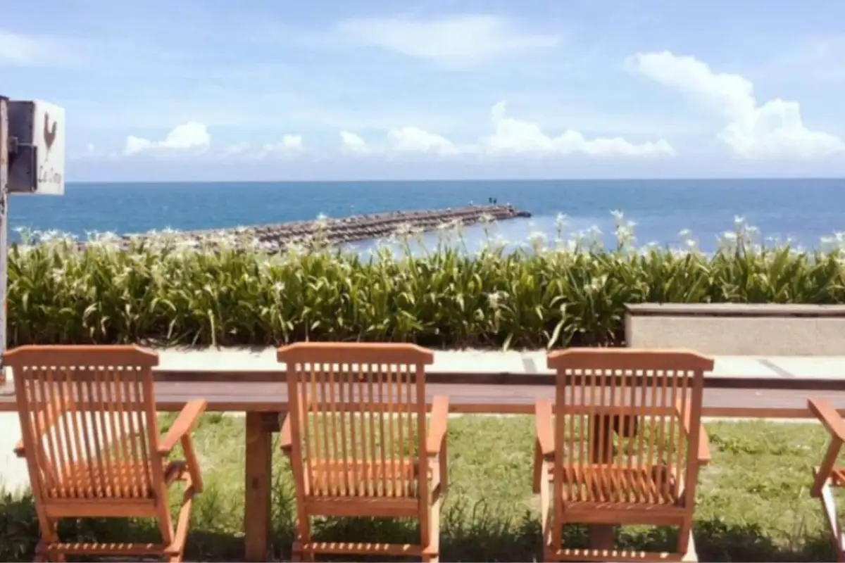 戶外座位區可以看見一望無際的海邊坐在這裡超舒適。圖片來源／Le Coq公雞咖啡社群