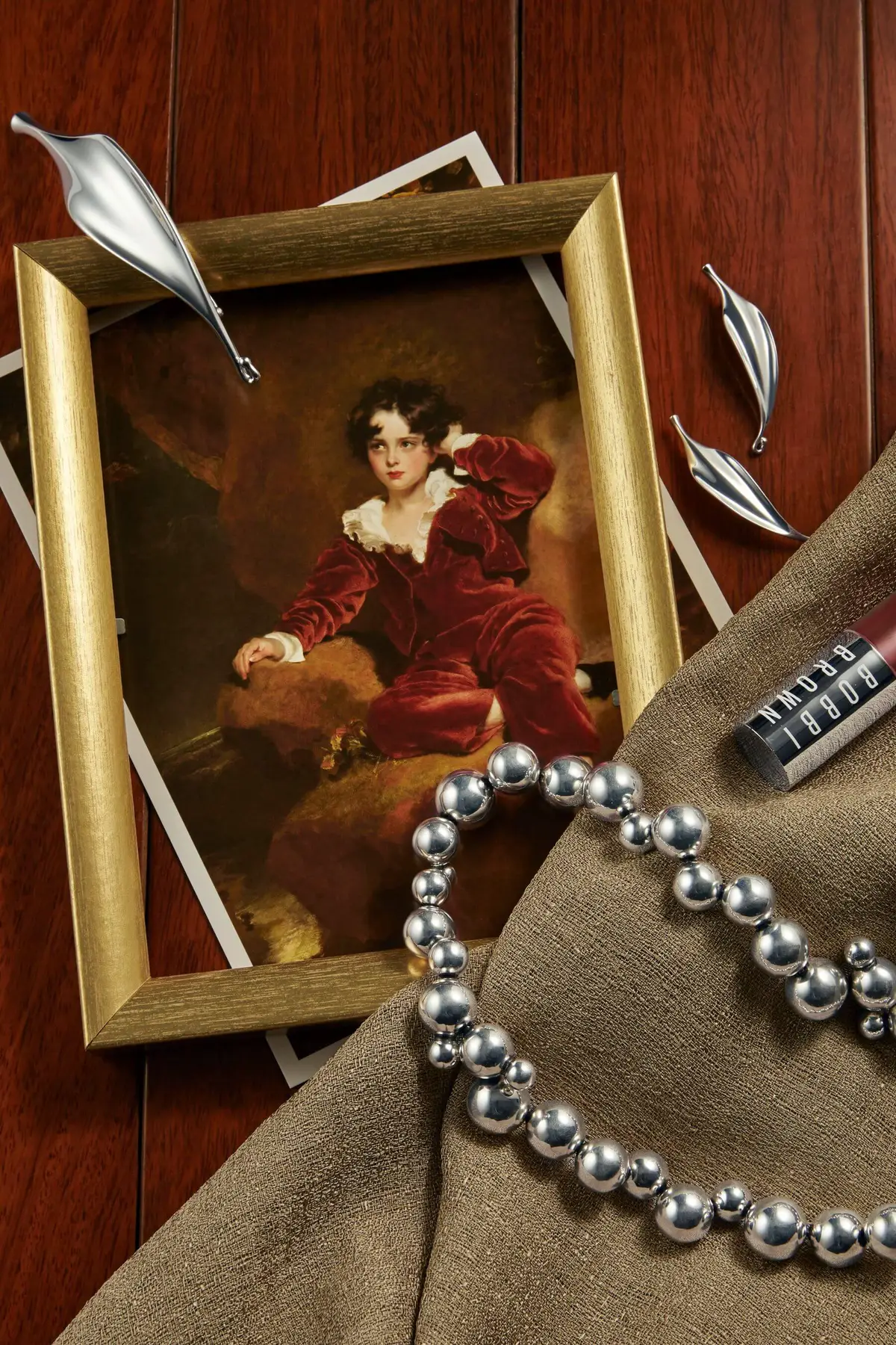 VIVIANNA TORUN 純銀胸針、 VIVIANNA TORUN 純銀耳環、MOONLIGHT GRAPES 純銀項鍊 all by Gerog Jenson；BOBBI BROWN 亮采唇頰露 Hannah Murray限量聯名系列。