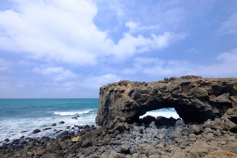 【澎湖】小門鯨魚洞＆小管麵線美食：獨特海蝕地形，巨鯨受困故事