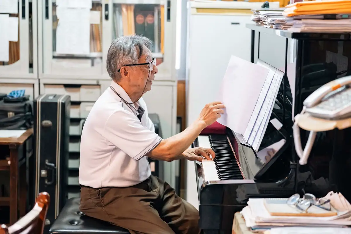 在維也納留學音樂的陳哲正，為了承襲父志回來接手團長，也同時接下家廟水月庵。