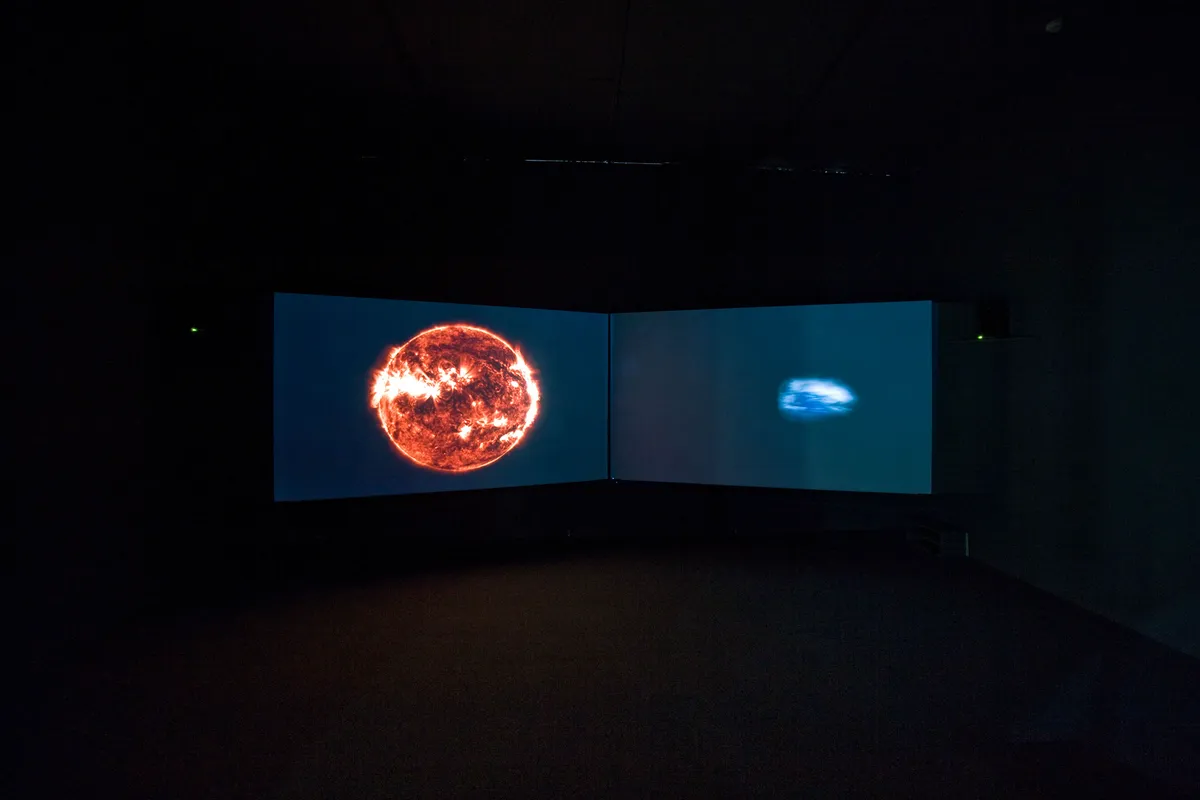 陳瀅如，共登世界大同之境，2012，三頻道錄影裝置，17分。