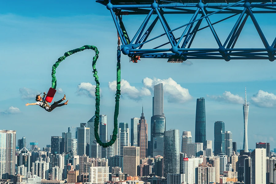 2019年6月7日，广州，白云山蹦极跳台，仰身跳下的人。 拾城 陈冲.jpg