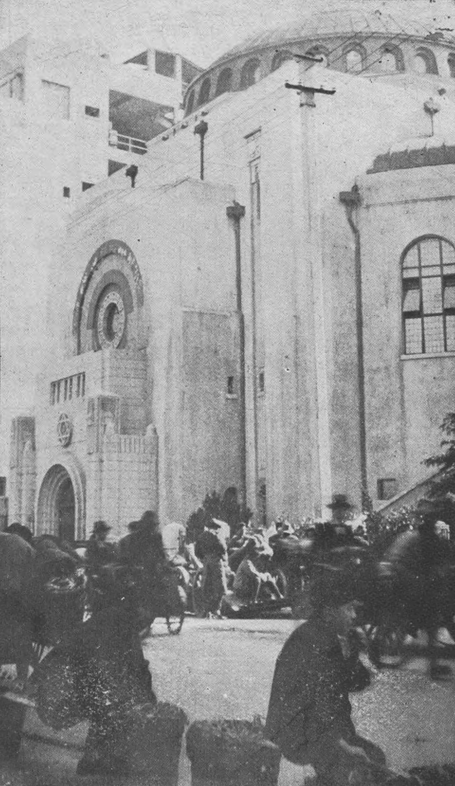 图22 《蠕蠕市中人，巍巍百尺楼》（ 博物院路犹太教堂），张光宇摄，《天鹏》1928年第3卷第2期- 拷贝.jpg