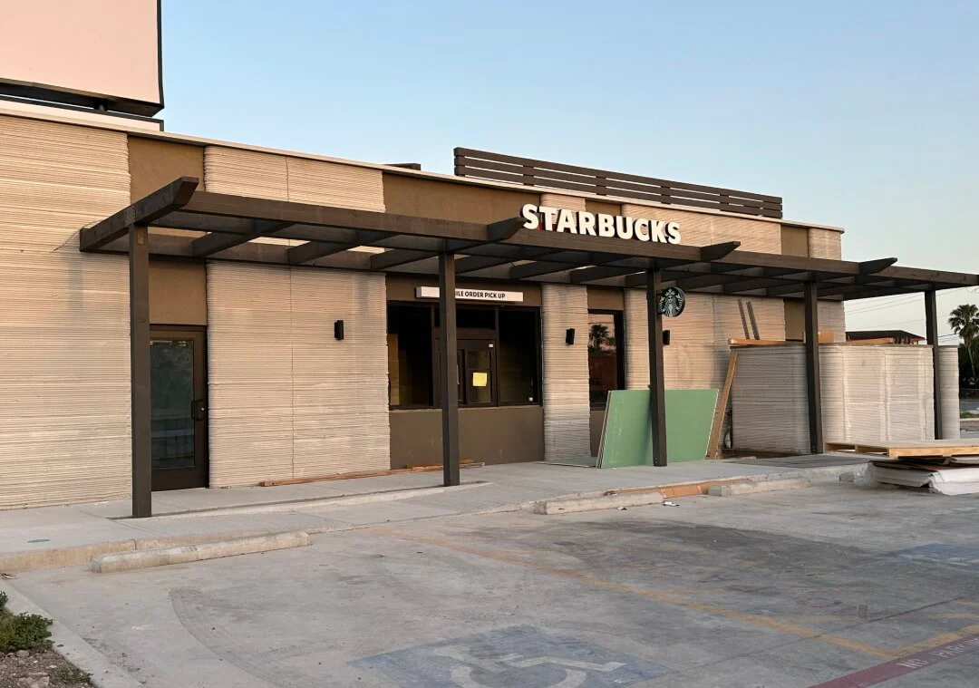 3D列印星巴克門市保持星巴克簡約風格。圖片來源｜City of Brownsville, TX - Municipal Government FB