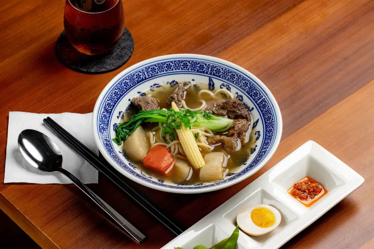 來一碗熱呼呼的士官長牛肉麵，回味當兵時刻一碗熱騰騰的麵所帶來的幸福感。（圖/ALIEN All-Day Lounge）