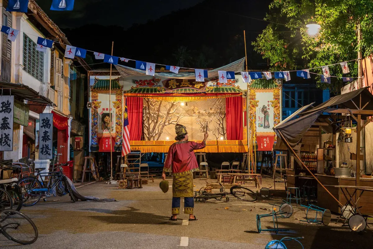 導演張吉安藉由傳統戲曲〈六月雪〉與《獠牙拉惹》傳說故事，鋪敘「513事件」的經過。