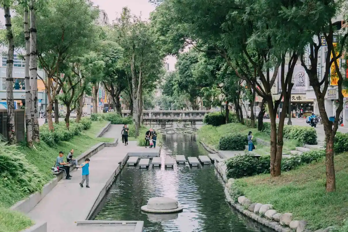 綠川戰後長時間有環境惡化的問題。2016年經整治後，已成為全台知名的散步景點。