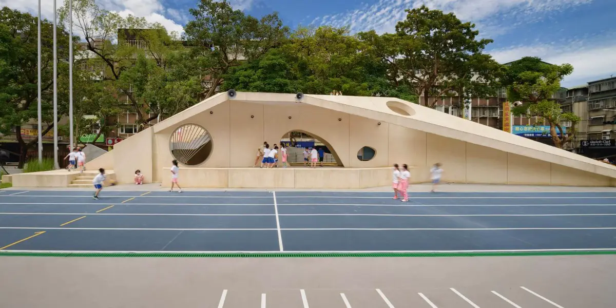 如果將司令台視為一種象徵，林彥穎想要做的，便是把平等的概念植入進去。（圖片／十彥建築師事務所）