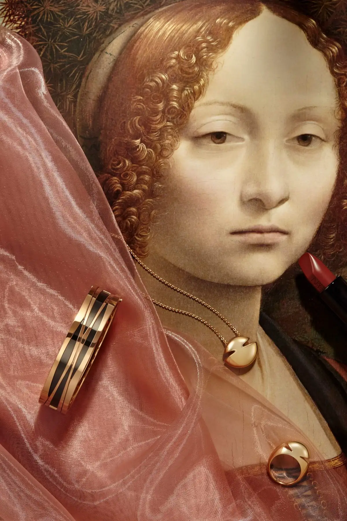 B.zero1 手環、 Cabochon 蛋面型切割18K黃金項鍊、Cabochon 蛋面型切割18K黃金戒指 all by BVLGARI ；NARS 奢慾緞光唇膏BODY HEAT。