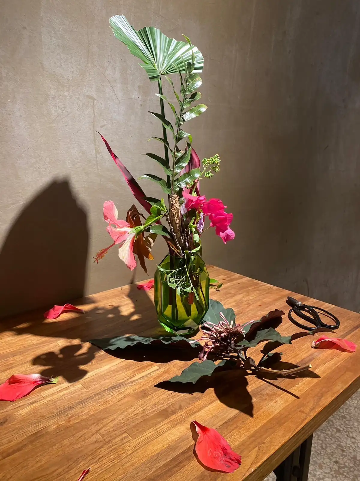 教師支持課程中，老師們共同創作的花藝作品。（圖／財團法人立賢教育基金會提供）