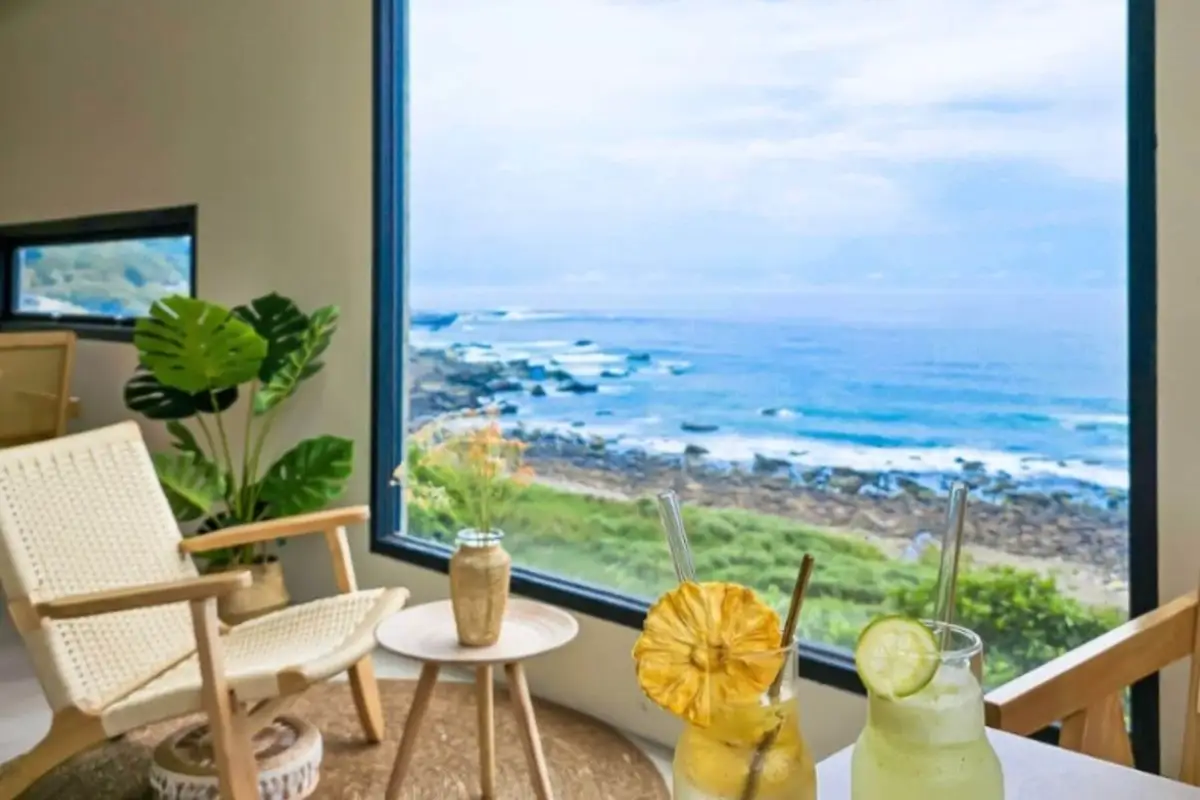 喝著冰涼的飲品邊遠眺龜山島，看了就心曠神怡。圖片來源／九號咖啡社群