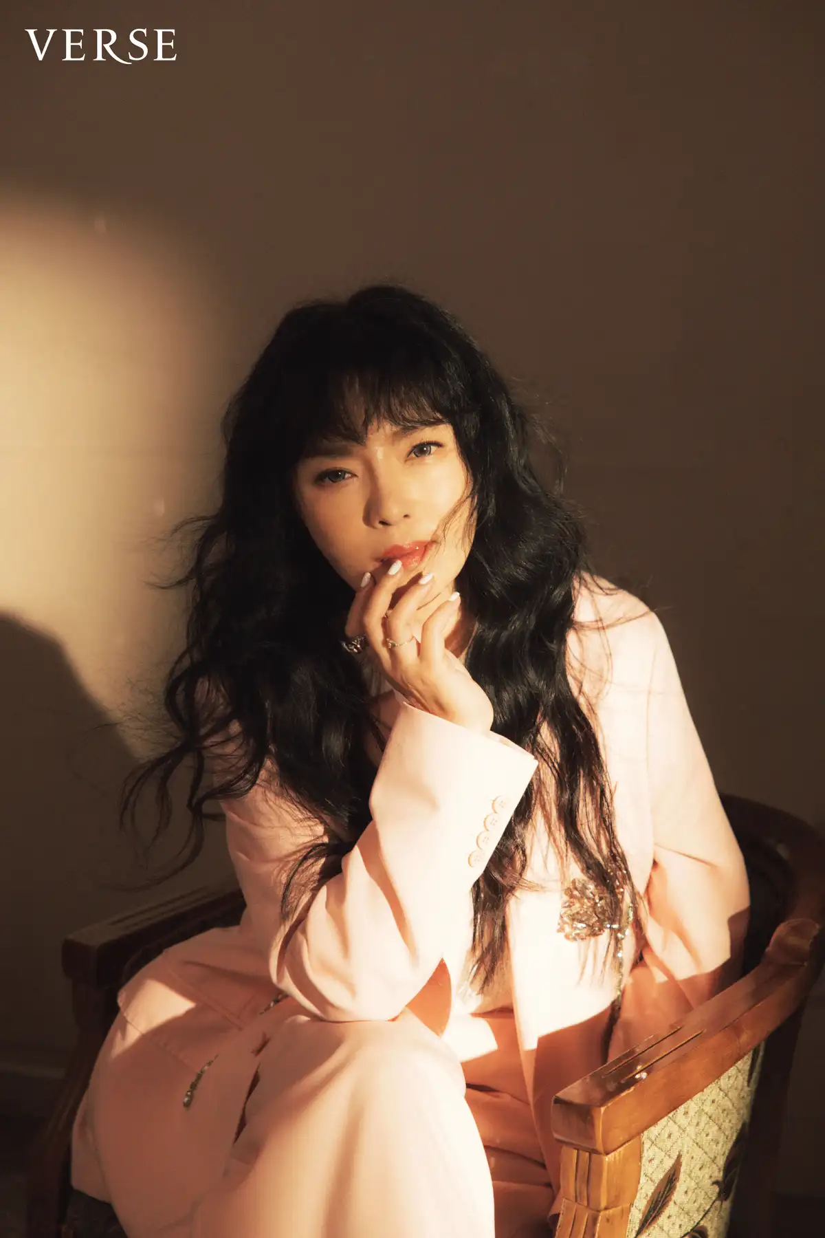 粉色⻄裝套裝 by Simone Rocha Taiwan @simonerocha_tw @tuantuan_official；白色鏤空短襯衫 by Skall Studio from ARTIFACTS @artifactsofficial；白色高跟鞋 by GUCCI @gucci；戒指 by Vivienne Westwood Taiwan @viviennewestwoodtaiwan；加冕典禮戒指 by agete @agete_taiwan @tun_grp