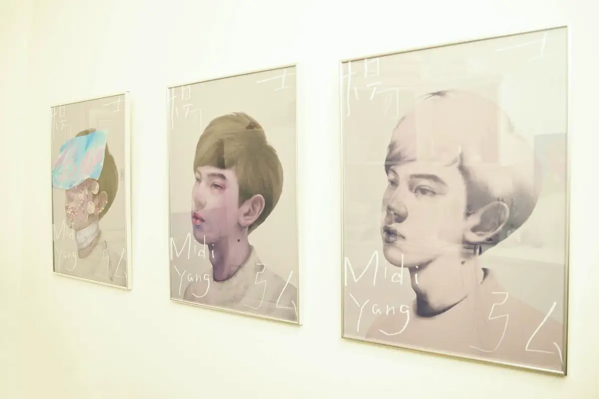 充滿奇幻神祕的人像畫作。