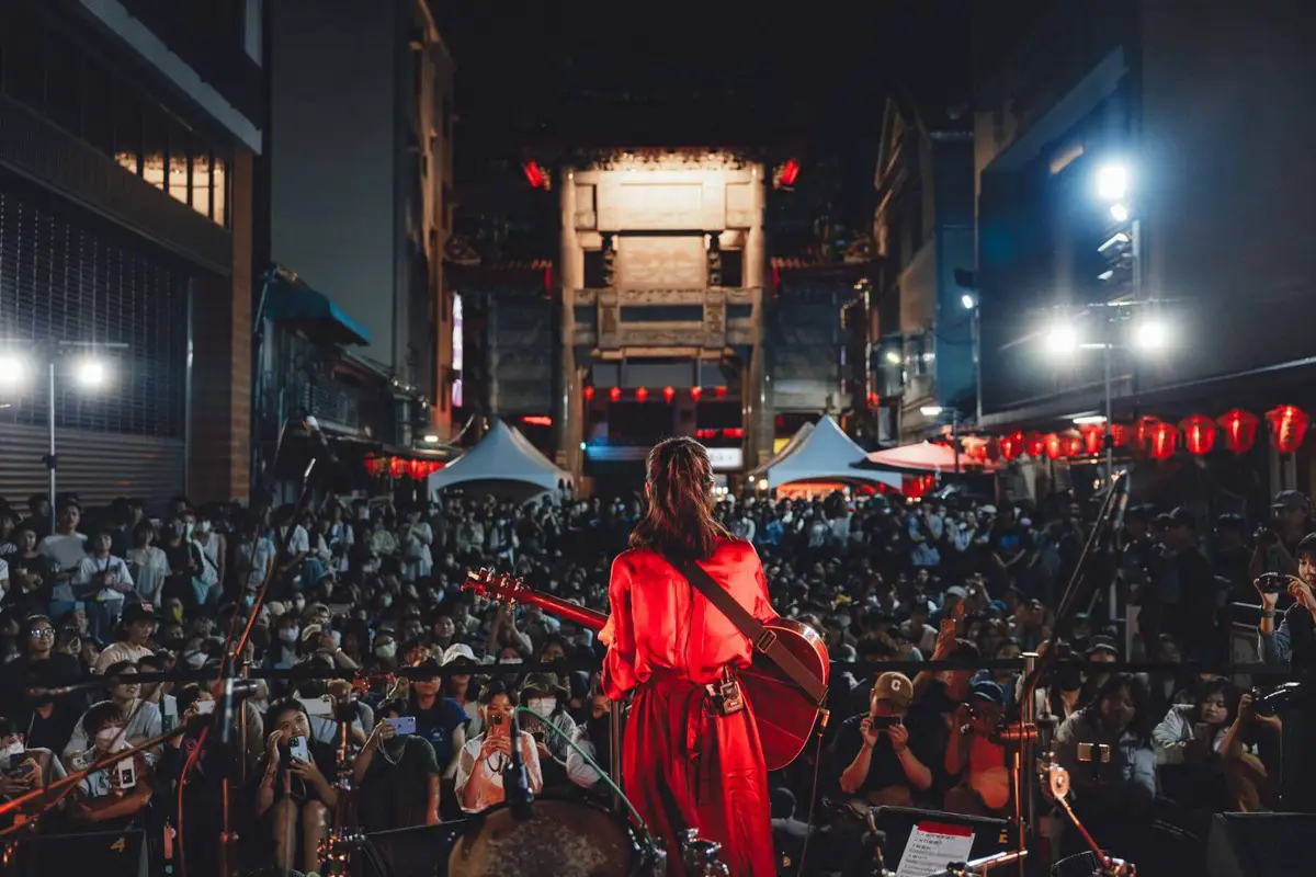 鄭宜農（圖中紅色衣服）在有事青年節開唱，感動了台下許多觀眾。