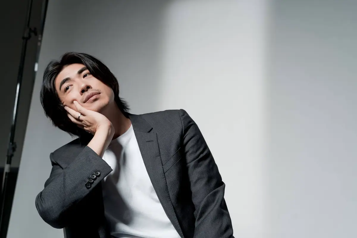 梁正群形容40歲是種「走在夜路上」的感覺，黑夜長路卻有路燈為伴。