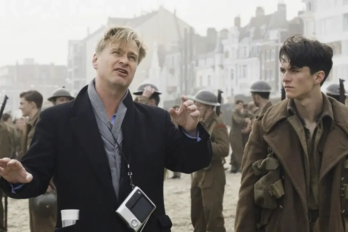 諾蘭（左）在片場。