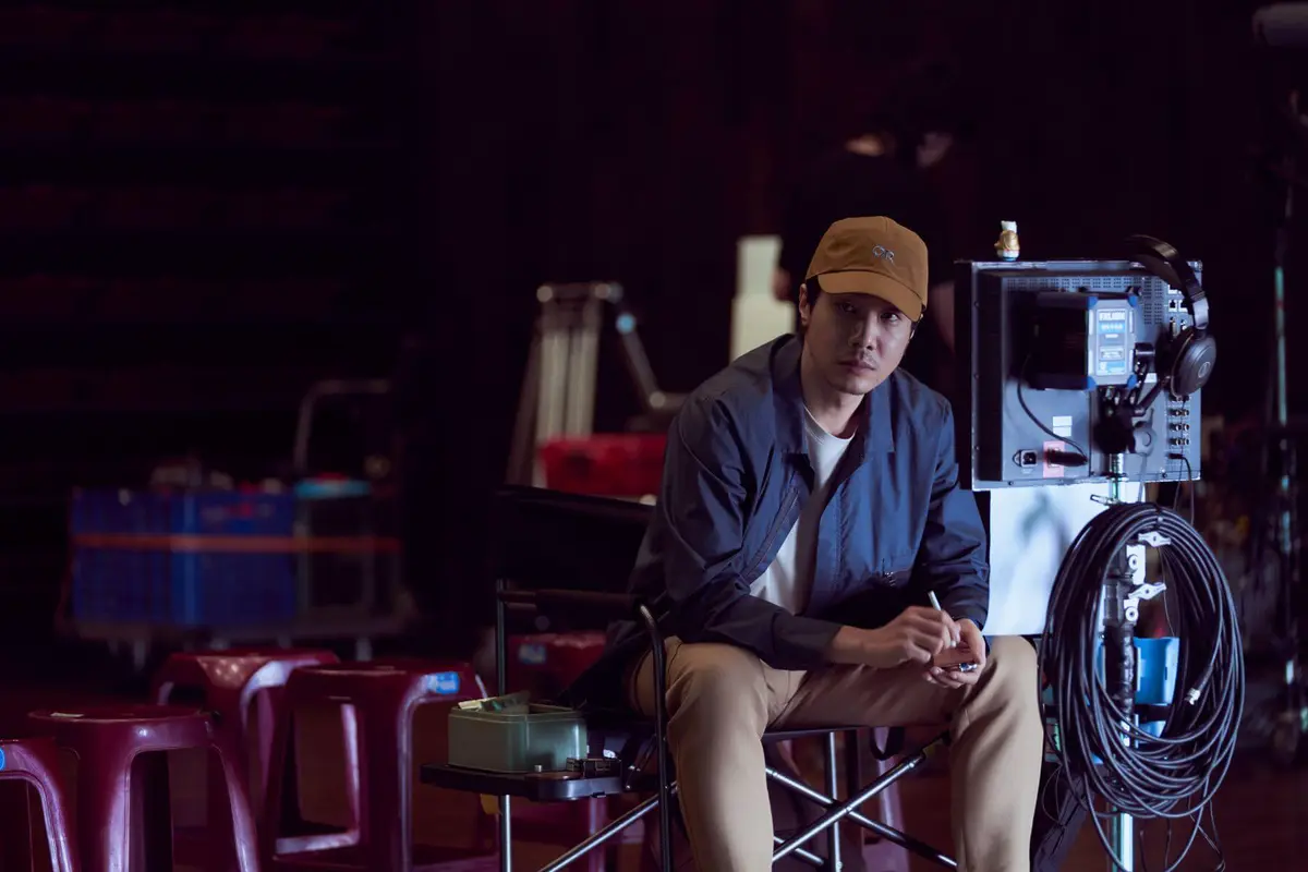 薛仕凌本次挑戰《影后》中浪漫才華的emo導演李子齊。（圖/Netflix Taiwan）