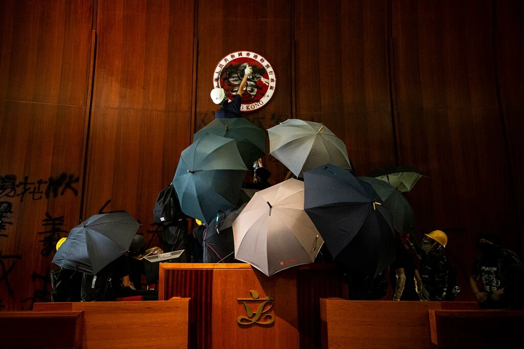 陳朗熹的《立法會塗鴉》獲選為新聞攝影比賽《前線‧焦點 2019》的年度照片。