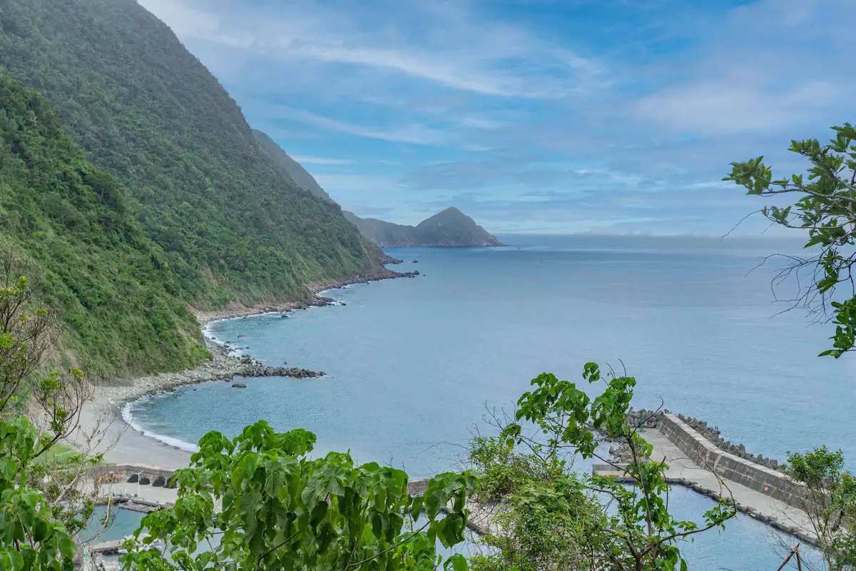 朝陽步道與朝陽社區緊鄰相連，最遠的入口處為社區出發5分鐘即抵達，輕鬆享受山海療癒。