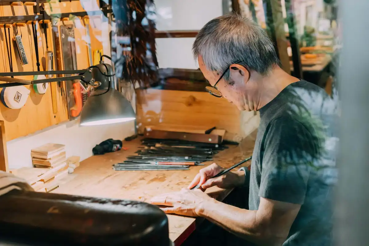 陳雕刻處第二代老闆陳文才。