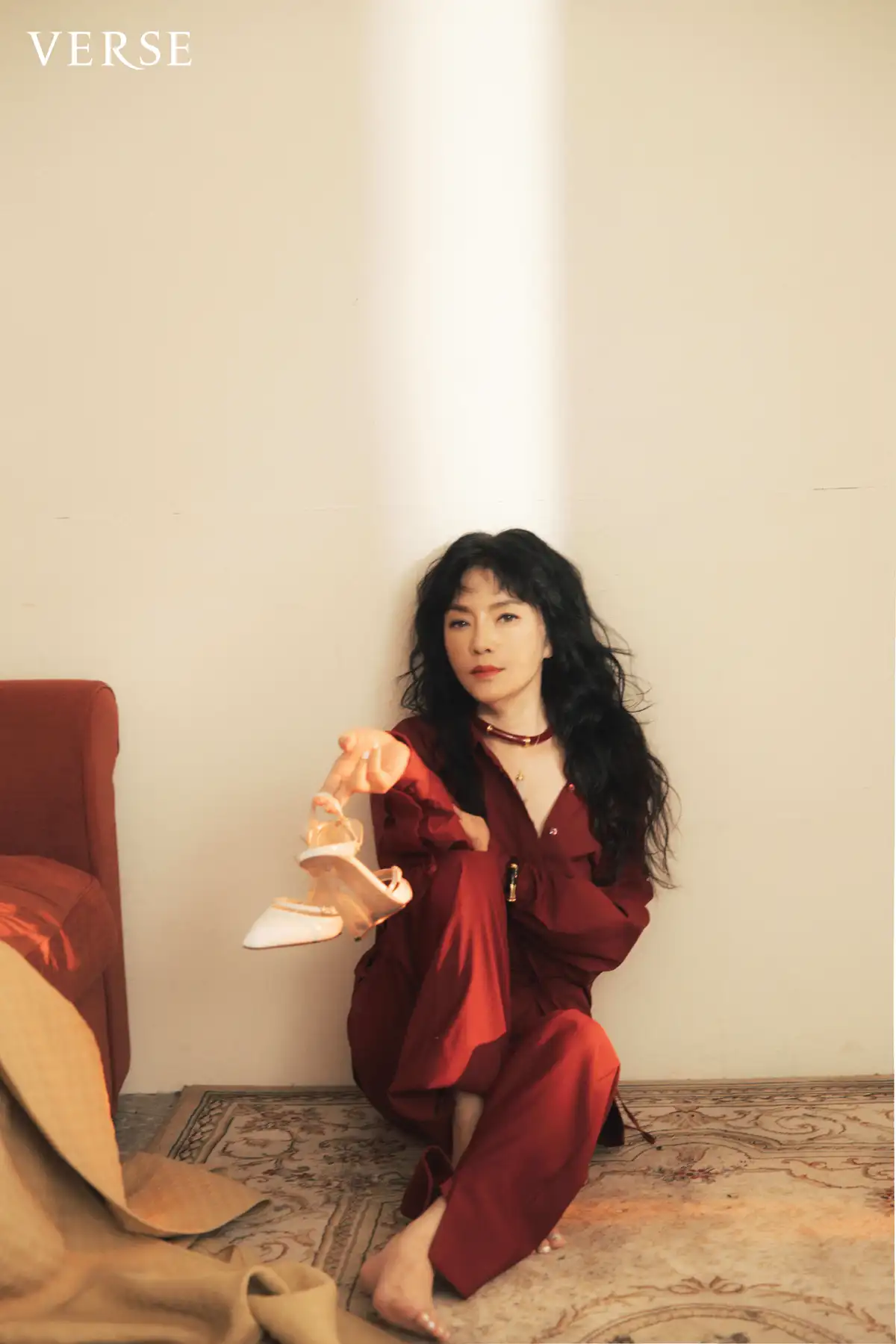 紅外套、項圈、手環、皮帶 all by GUCCI @gucci；金色連身裙 by Vivienne Westwood Taiwan @viviennewestwoodtaiwan 