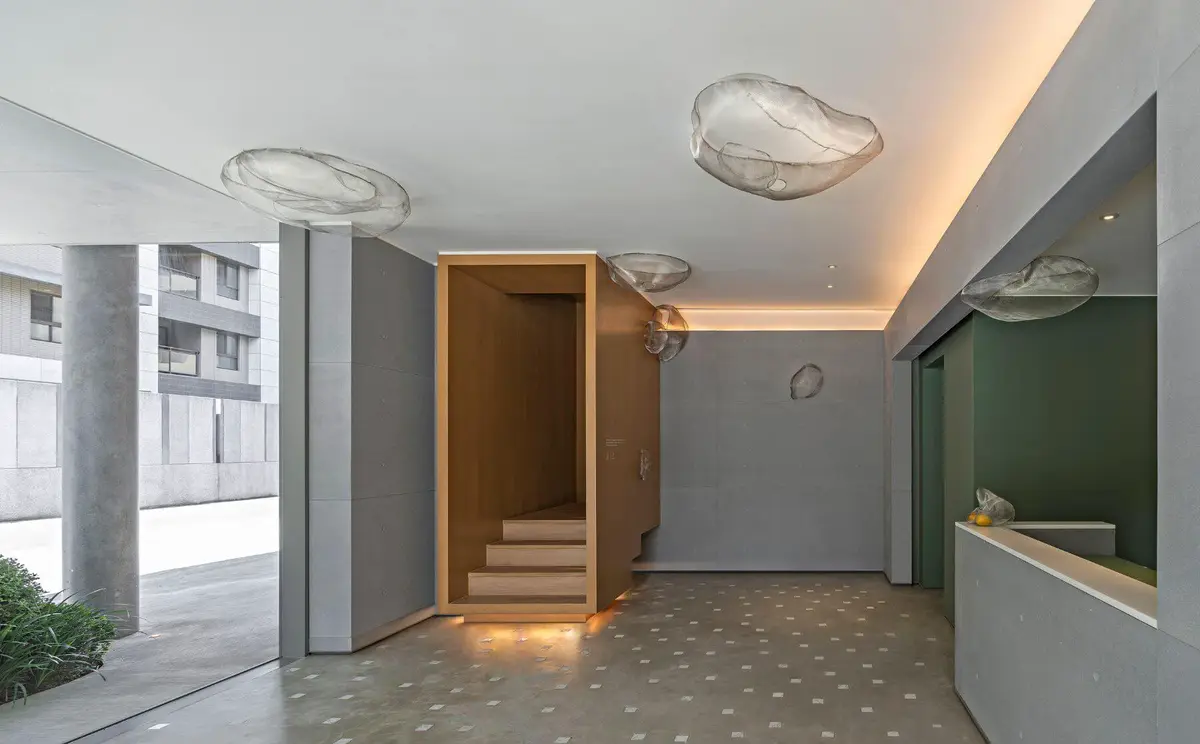 整合不同團隊融合藝術理念，具體而微呈現在接待中心規劃上，以其獨到視角來溝通產品價值。