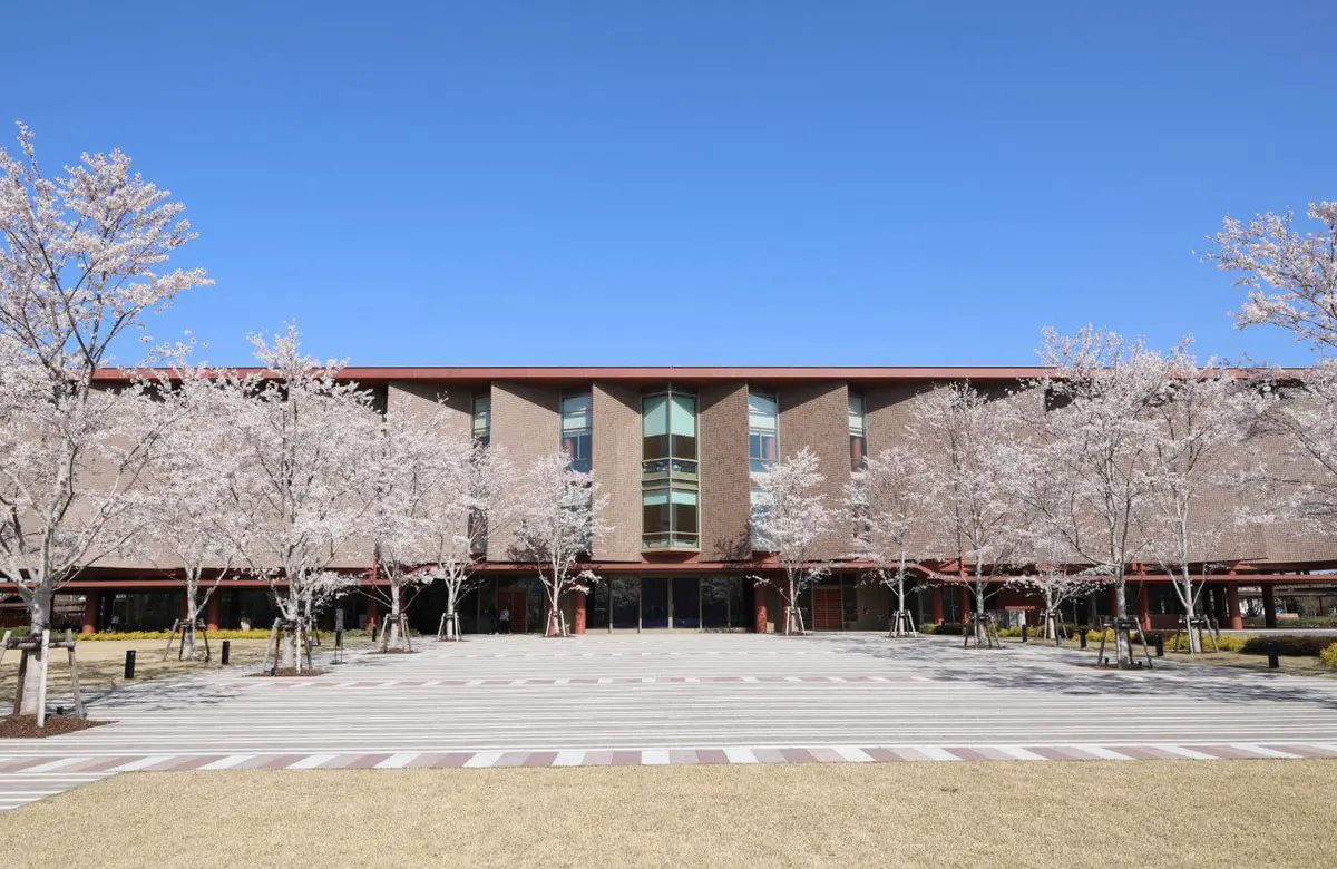 金澤石川縣立圖書館如翻書般的建築外觀。