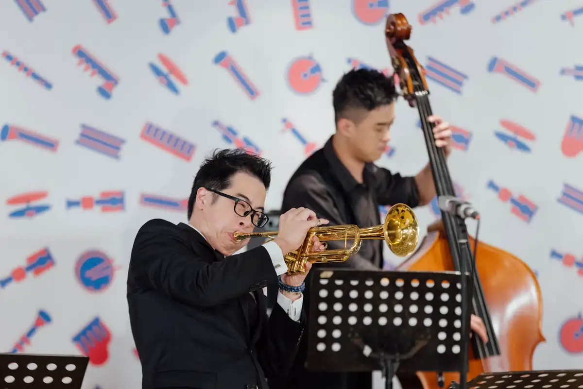 小號演奏家魏廣晧於記者會演奏。