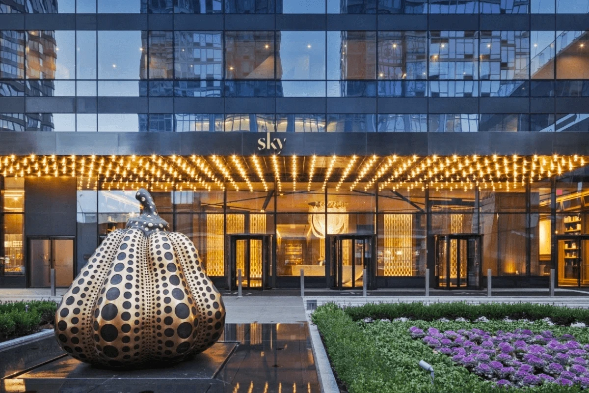 紐約第42街天空大樓外的《南瓜（L）》銅雕，是草間彌生在曼哈頓的第一件永久公共藝術品。圖片／SKY New York