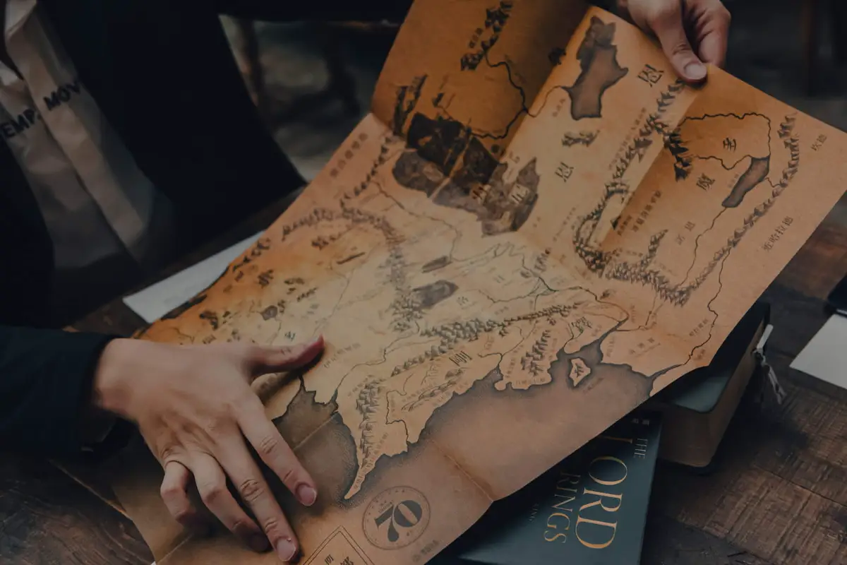 隨《托爾金傳說故事集》附贈的中土世界地圖。李函說中土世界其實只是托爾金的所建構的架空世界「阿爾達」（Arda）的其中一部分而已。