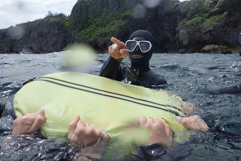 【沖繩浮潛潛水推薦】青之洞窟：海水清澈魚群超多，費用不貴兒童