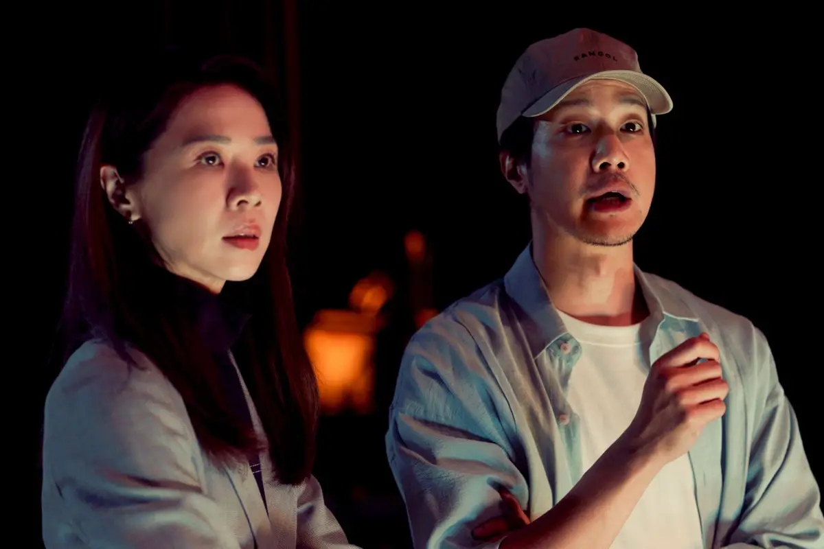 《影后》薛仕凌與謝盈萱飾夫妻與工作夥伴。（圖/Netflix Taiwan）