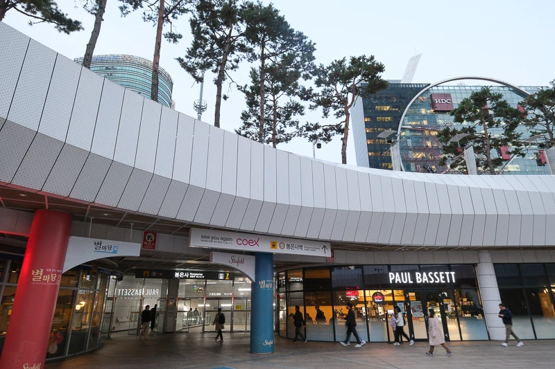 【韓國首爾】星空圖書館Coex Mall：巨無霸書架超吸睛！三成附近美食景點