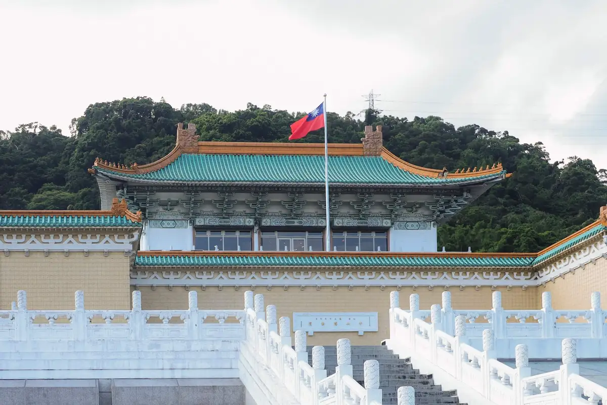 自1925年創立以來，故宮歷經遷徙與挑戰，1965年落腳台北外雙溪並於十年前興建南部院區，逐步在台灣深耕紮根，成為這塊土地守護文化資產的重要力量。