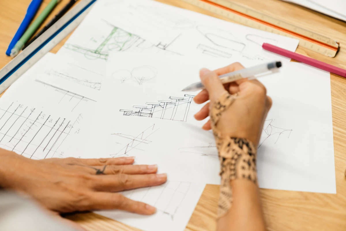 張淑征隨手繪製設計手稿。