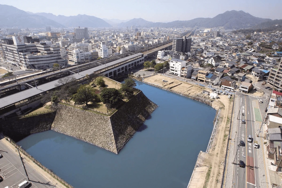 「三原城」的本丸遺址與三原車站相連，出站即可前往遺跡，感受歷史建築美學。