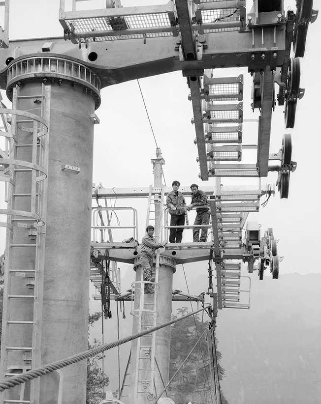 11；上站支架上的三个工人。 03月.2010年.武陵源.中国.jpg