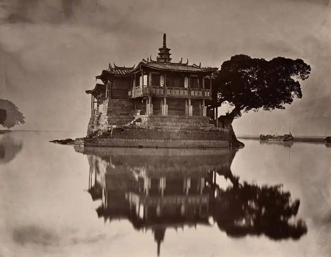 约翰·汤姆逊《金山寺》，1870年.jpeg