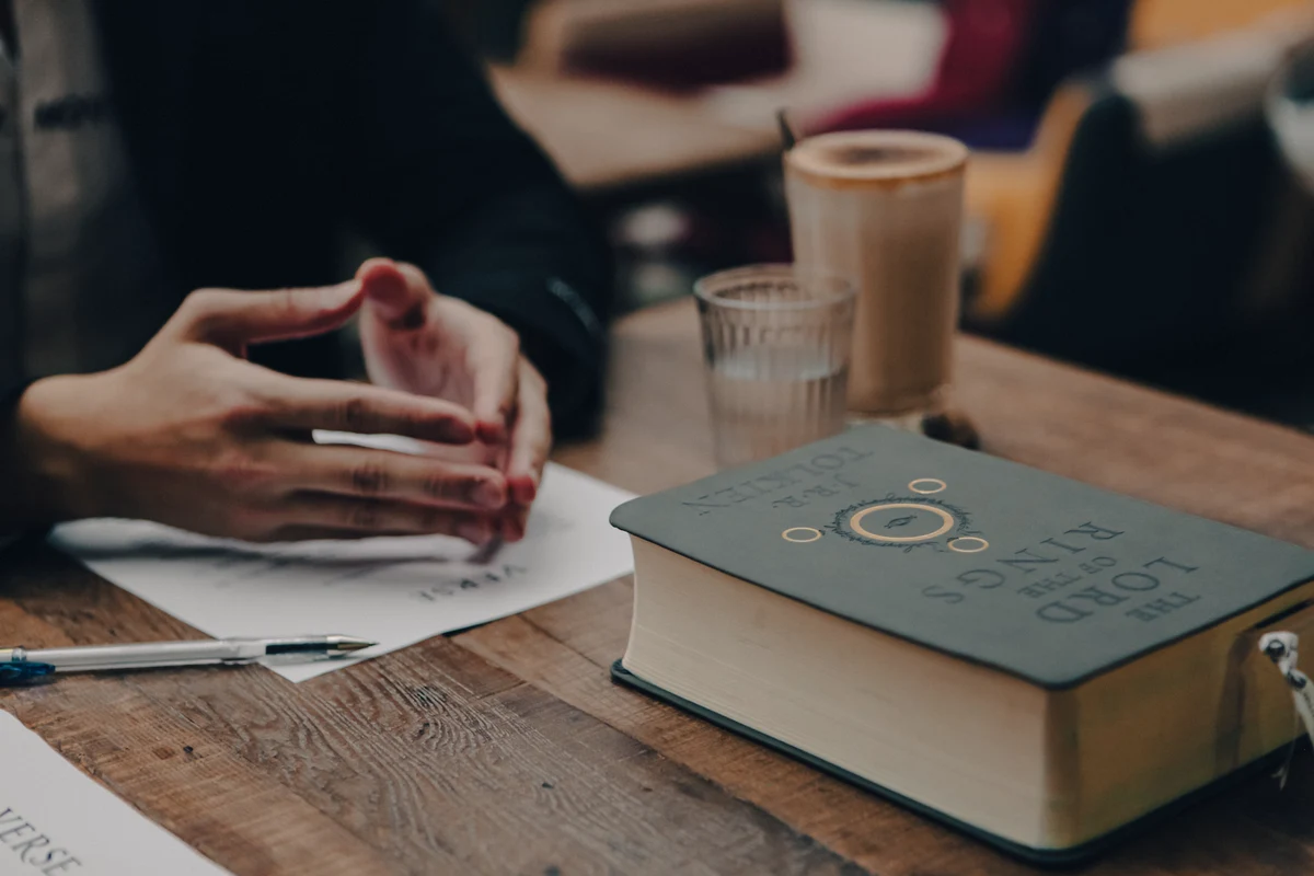 李函多年來習慣隨身攜帶一本《魔戒》系列的原文書籍。