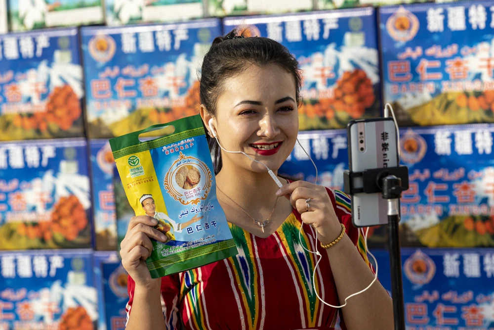 直播带货巴仁杏 谢智 摄.jpg