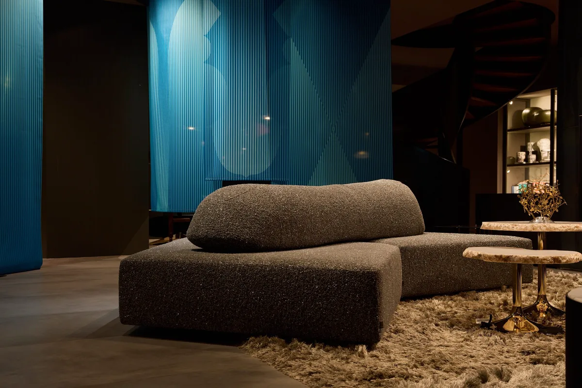 On the Rock沙發因為Minerals面料，從不同角度皆隱隱閃爍著光芒。