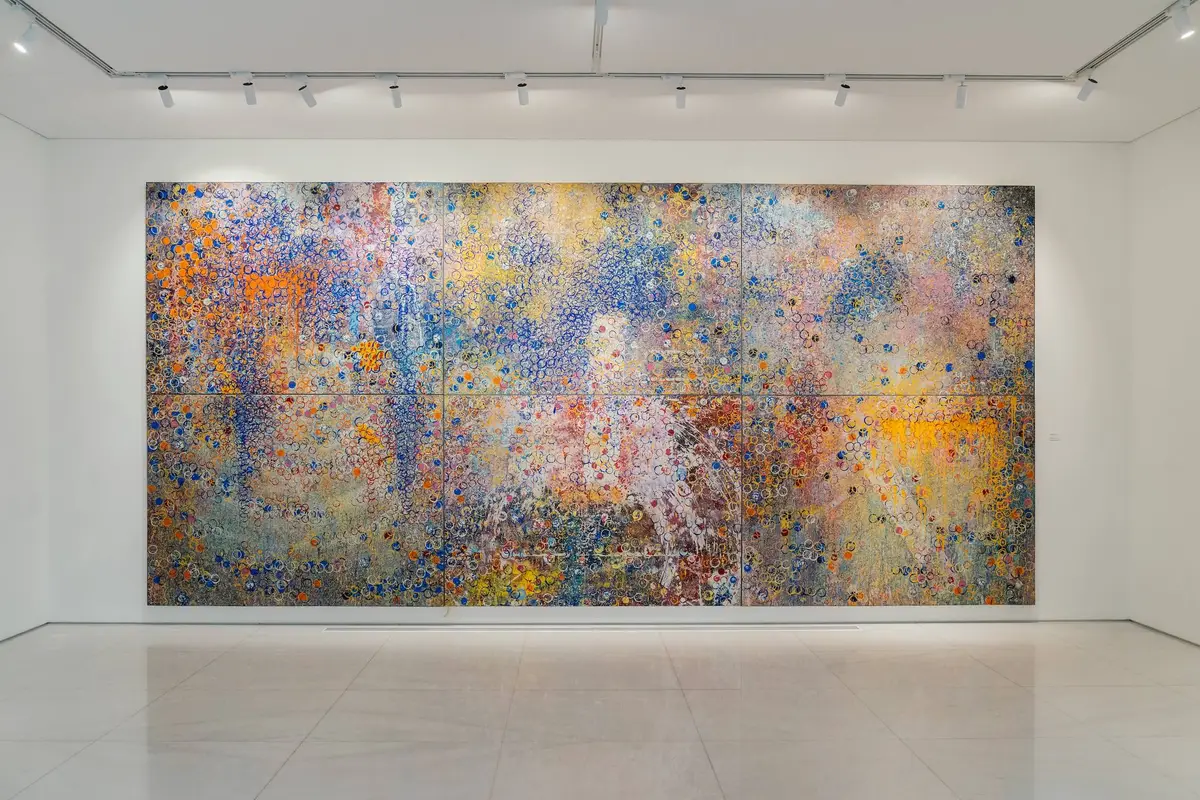 深受德國作曲家孟德爾頌名曲〈乘著歌聲的翅膀〉影響，江賢二以瓶蓋創作出同名畫作。